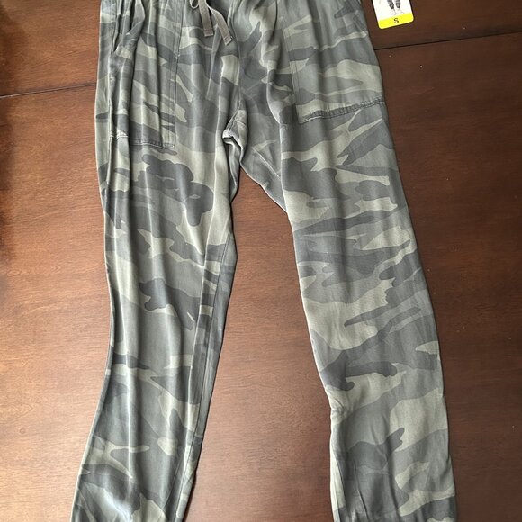 Splendid Women’s Camo Jogger Pants - Size Small, Soft & Lightweight, NWT - Picture 1 of 4